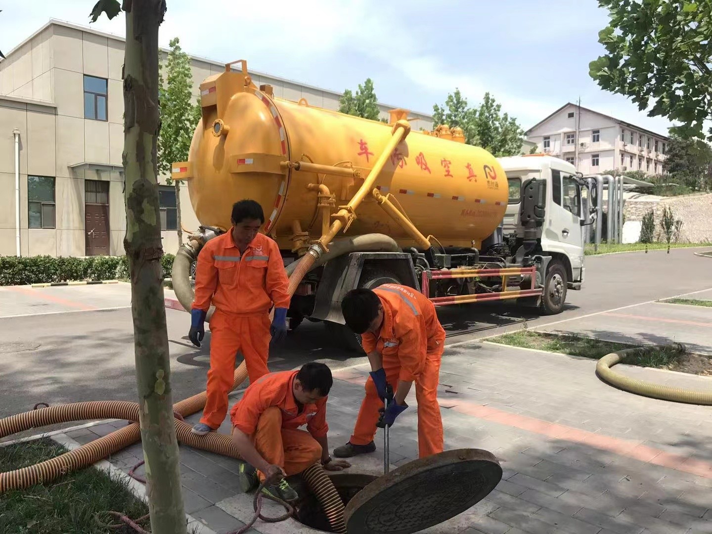 措勤管道疏通车停在窨井附近