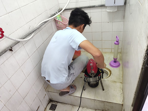 措勤管道堵塞冒臭气 专业师傅现场解决问题
